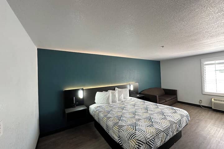 Room 6 of 18