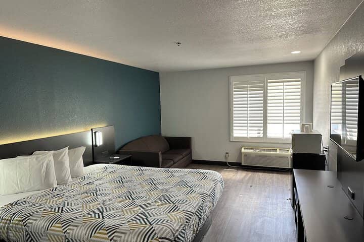 Room 5 of 18
